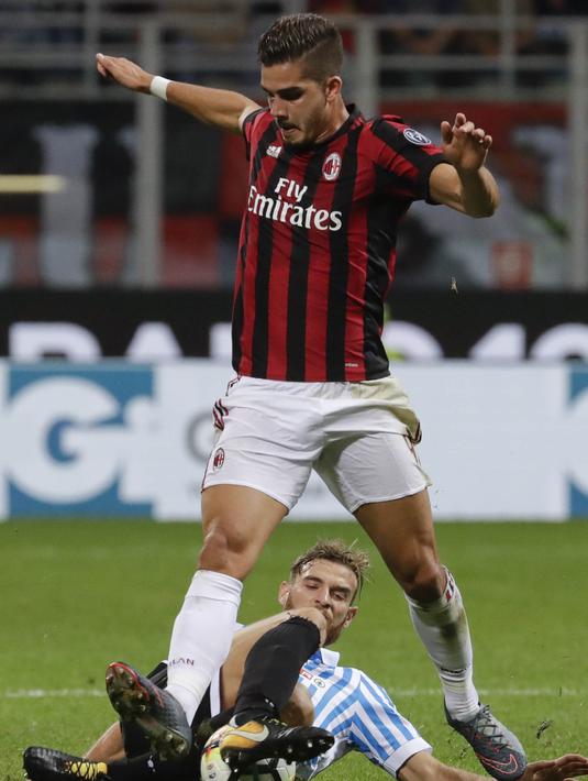 Striker AC Milan, Andre Silva, berebut bola dengan pemain SPAL, Francesco Vicari, pada laga Serie A Italia di Stadion San Siro, Rabu (20/9/2017). AC Milan menang 2-0 atas SPAL. (AP/Antonio Calanni)