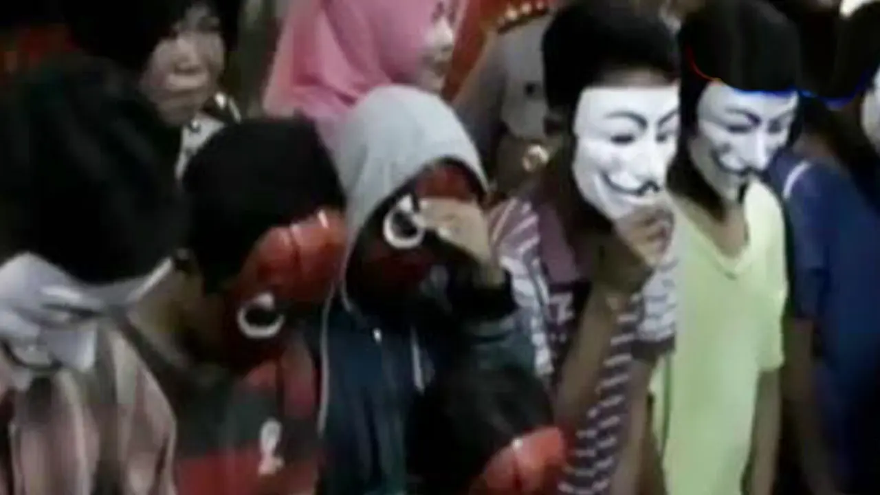 VIDEO: Walkot Risma Temui Korban Kekerasan Seksual 8 Siswa SMP