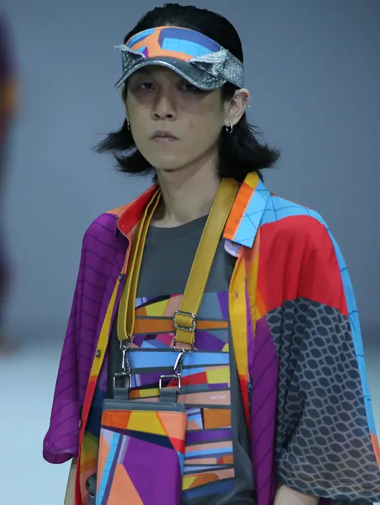 Pattern yang dihadirkan dengan warna colorful merupakan gambaran dari denah-denah ruangan keseharian sang seniman. (Foto: JFW)
