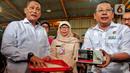 Direktur Utama Perum Bulog Budi Waseso memperlihatkan barang bukti sampel beras dan kemasan beras 5 kg saat melakukan sidak ke Gudang Beras di Pasar Induk Beras Cipinang, Jakarta Timur, Jumat (3/2/2023). Buwas mengatakan jika beras dipindahkan ke karung merek lain juga telah melanggar pidana, yakni pidana pemalsuan. Apalagi, jika ada beras Bulog yang dicampur dengan beras merek lainnya dan dijual secara komersial. (Liputan6.com/Angga Yuniar)