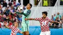 Cristiano Ronaldo mengontrol bola dari kejaran pemain Kroasia pada laga 16 besar Piala Eropa 2016 di Stade Bollaert-Delelis, Lens, Minggu (26/6/2016) dini hari WIB. (Reuters/Charles Platiau)