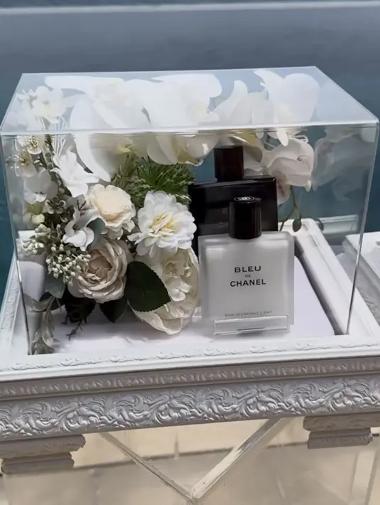 Dua parfum mewah dari Chanel dengan kemasan warna hitam dan putih.  [@iniseserahan]