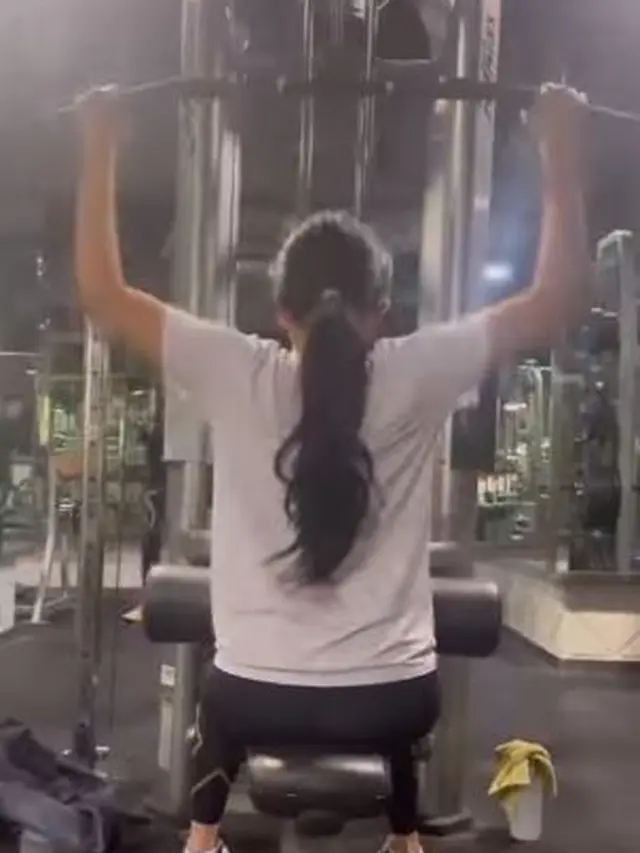 Ussy Sulistiawaty berolahraga di gym (Instagram/ussypratama)