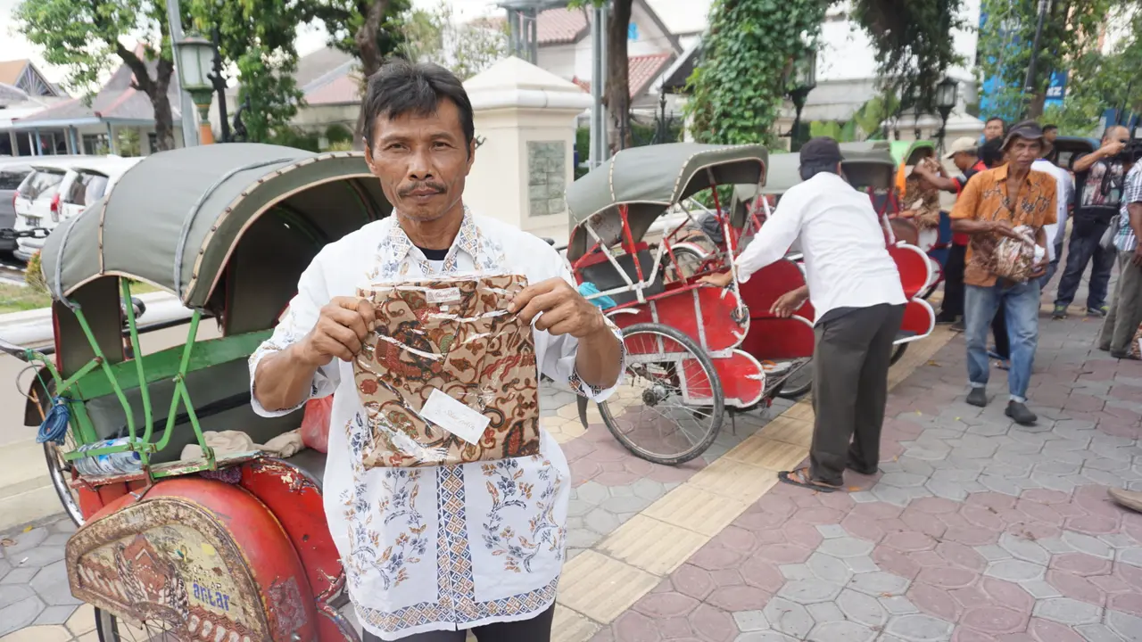 Aturan Berbusana Tukang Becak Pengantar Tamu Resepsi Kahiyang Ayu