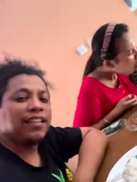 Momen Indah Permatasari saat makan nasi sayur bayam dan ikan asin ini diabadikan oleh Arie Kriting. Keduanya terlihat lempar senyum dan candaan saat makan apa adanya. Keduanya memang suka hidup sederhana dan tak mempermasalahkan makanan apa yang mereka makan sehari-hari. (Liputan6.com/IG/arie_kriting)