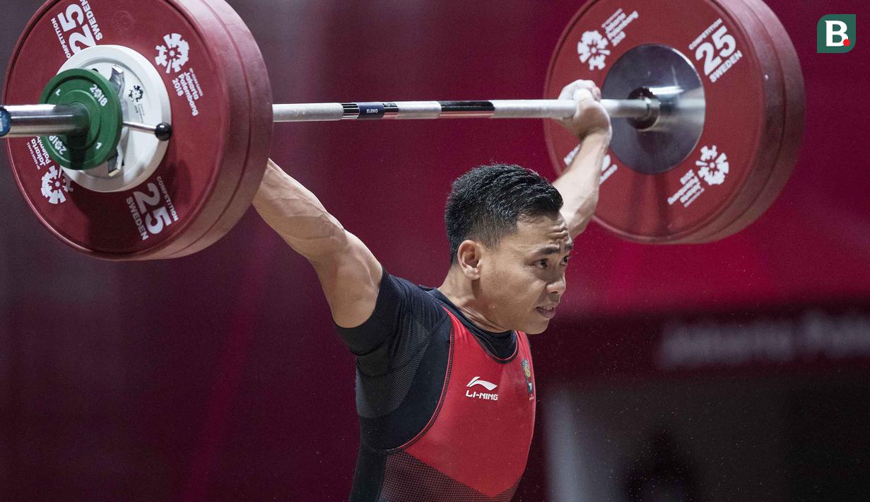 Lifter Indonesia, Eko Yuli Irawan, saat berlaga pada Asian Games di JIExpo, Jakarta, Selasa, (21/8/2018). Eko Yuli berhasil menyumbang medali emas angkat besi putra kelas 62kg. (Bola.com/Peksi Cahyo)