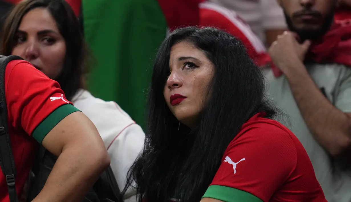 Seorang suporter Maroko menangis setelah tim yang didukung kalah 0-2 dalam pertandingan sepak bola semifinal Piala Dunia Qatar 2022 antara Prancis dan Maroko di Stadion Al-Bayt di Al Khor, Doha, Qatar, Kamis (15/12/2022). Namun, ternyata itu menjadi taktik jitu Didier Deschamps yang membuat pertahanan Prancis tetap solid hingga akhir pertandingan.(AP Photo/Natacha Pisarenko)
