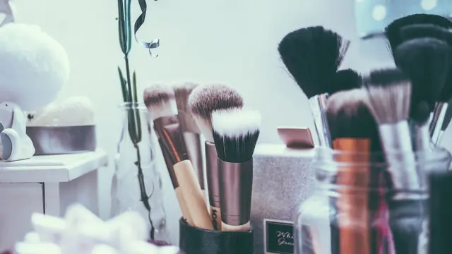 Cara Membersihkan Kuas Makeup yang Tepat