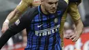 Striker Inter Milan, Mauro Icardi, berusaha melewati bek Torino, Lorenzo De Silvestri, pada laga Serie A Italia di Stadion San Siro, Milan, Minggu (5/11/2017). Kedua klub bermain imbang 1-1. (AP/Luca Bruno)