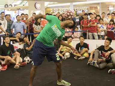Seorang freestyler memainkan bola dengan kepala pada acara  Indonesian  Freestyle Football Championship 2015 di Mall Pluit Village, Jakarta, Sabtu (14/11/2015). (Bola.com/Vitalis Yogi Trisna)