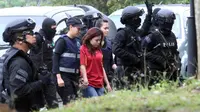 Siti Aisyah (25), WNI tersangka pembunuhan Kim Jong-nam dengan menggunakan zat berbahaya VX, tiba di Pengadilan Sepang, Malaysia, Rabu (1/3). Dengan pengawalan ketat, Siti Aisyah memasuki ruang persidangan untuk mendengarkan dakwaan. (AP Photo)