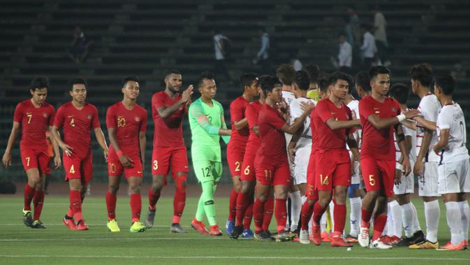 Para pemain Timnas Indonesia U-22 bersalaman dengan pemain Kamboja U-22 pada laga Piala AFF U-22  di Stadion National Olympic, Phnom Penh, Jumat (22/2). Indonesia menang 2-0 atas Kamboja. (Bola.com/Zulfirdaus Harahap)