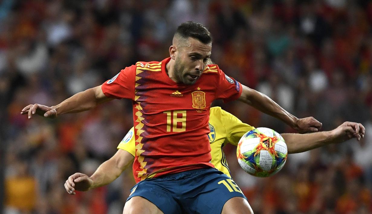 Bek Spanyol, Jordi Alba, berusaha melewati gelandang Swedia, Sebastian Larsson, pada laga Kualifikasi Piala Eropa 2020 di Stadion Santiago Bernabeu, Madrid, Senin (10/6). Spanyol menang 3-0 atas Swedia. (AFP/Pierre-Philippe Marcou)