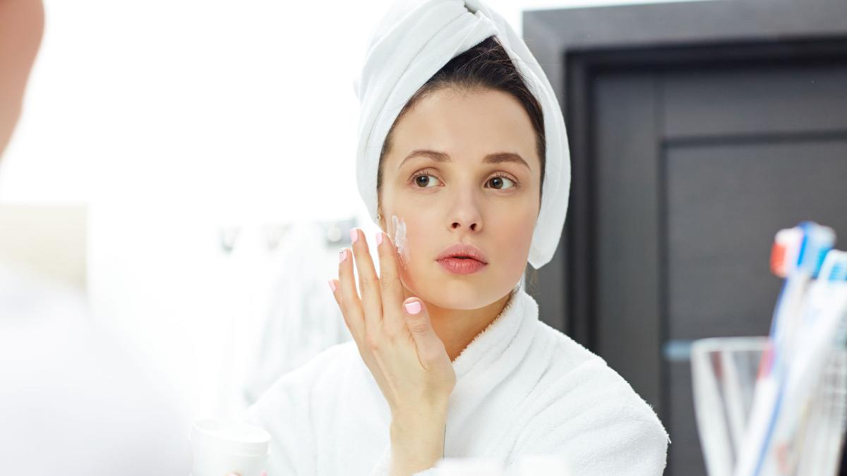 Mengapa Wajah Berminyak? Ini Cara Mengontrol Minyak Wajah Tanpa Merusak Tampilan Makeup