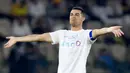 Pemain Al Nassr, Cristiano Ronaldo, melakukan selebrasi setelah mencetak gol ke gawang Al Ittihad dalam laga tunda pekan ke-17 Liga Arab Saudi di King Abdullah Sport City Stadium, Jeddah, Rabu (27/12/2023). CR7 menyumbang dua gol di laga ini. (Photo by AFP)