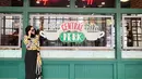 Kecintaan Zaskia Adya Mecca pada serial Friends menguat justru setelah punya lima anak dan pandemi Covid-19 menerjang dunia termasuk Indonesia, sejak Maret 2020. “Tapi pas pandemi ngabisin 10season sekejap sampe ditahan2 nontonnya biar ga cepet abis, jatuh cinta seada2nya sama ni series.. telat banget ya,” cetus artis kelahiran Jakarta, 8 September 1987. (Foto: Dok. Instagram @zaskiadyamecca)