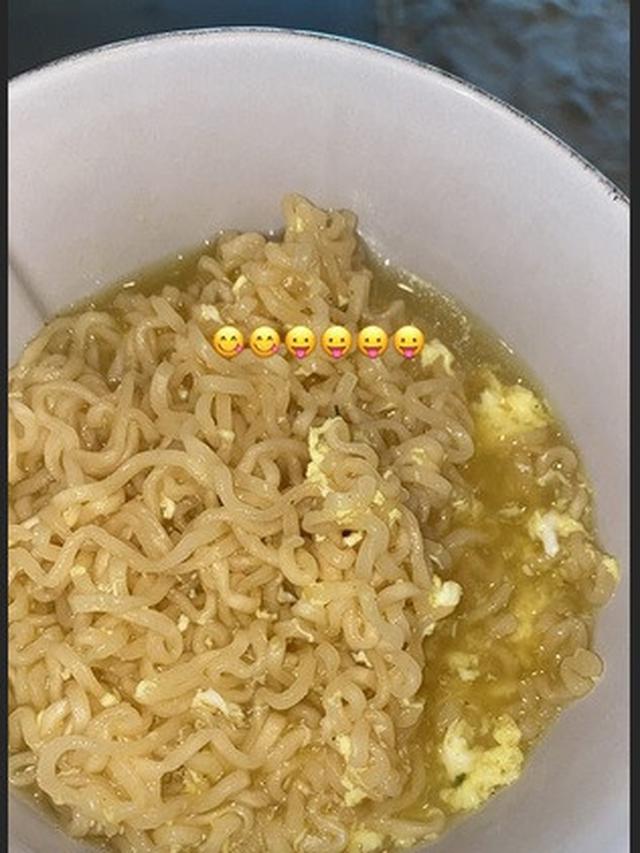 Kylie Jenner Unggah Foto Makan Mi Instan Warganet Kok Enggak