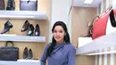 Sepatu merupakan salah satu benda yang digemari banyak wanita, karena modelnya yang bervariasi dan juga selalu bertambah pilihan model sepatu. Terkecuali bagi pebalap wanita  Alexandra Asmasoebrata. (Nurwahyunan/Bintang.com)