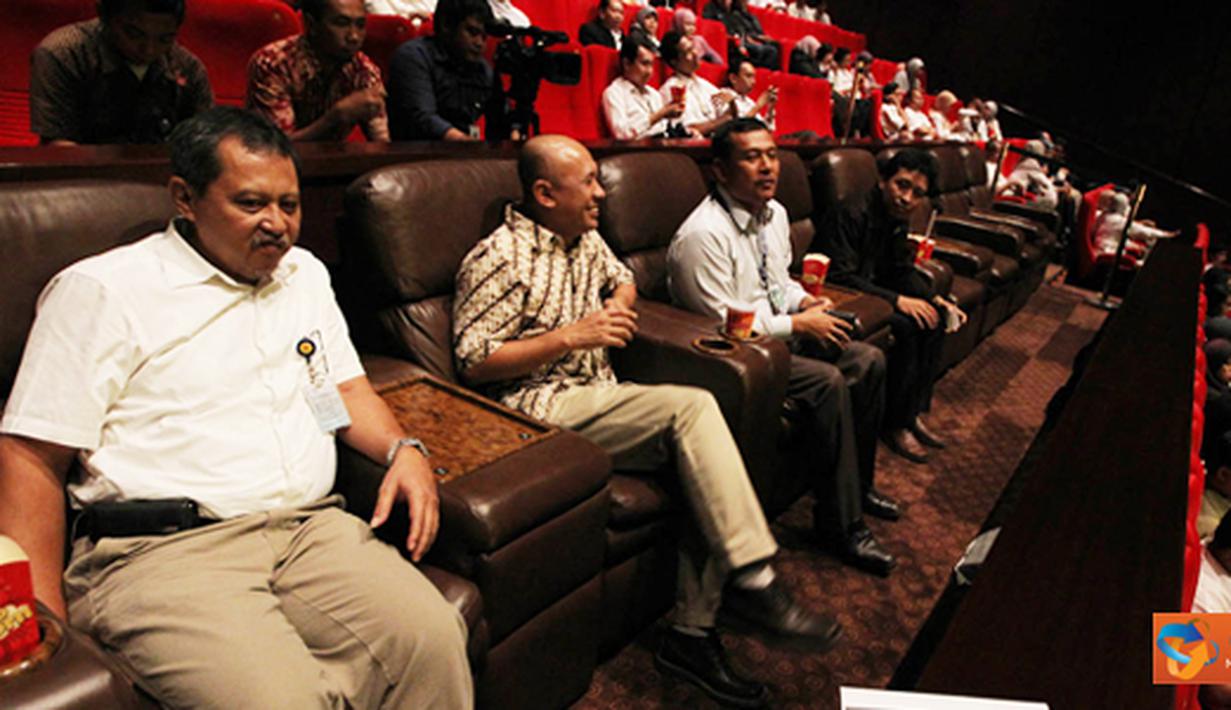 Citizen6, Jakarta: Bantuan diserahkan disela-sela acara nonton bareng film " Kita VS Korupsi(K VS K) " yang melibatkan pegawai PT PLN (Persero) se-Jakarta, Bekasi dan Depok di Studio XXI Rasuna Epicientrum Jakarta. (Pengirim: Agus Trimukti)