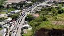 <p>Foto udara memperlihatkan kemacetan yang terjadi dalam Tol Tangerang-Merak, Banten, Jumat (29/4/2022). Kemacetan sepanjang 7 Kilometer mengular hingga ke dalam tol akibat lonjakan pemudik yang hendak menyeberang ke Pulau Sumatera melalui Pelabuhan Merak. (Liputan6.com/Angga Yuniar)</p>