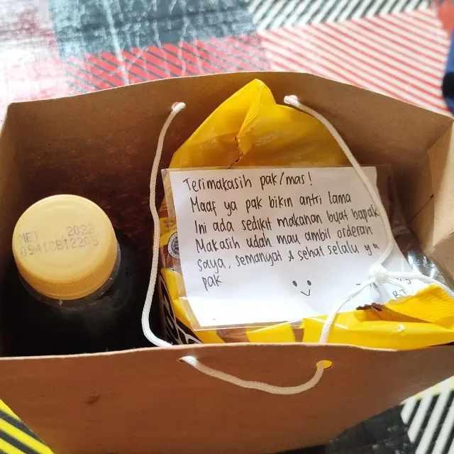 6 Bingkisan Army untuk Driver Ojol yang Rela Mengantre BTS Meal Ini Bikin Tersentuh