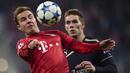 Pemain Bayern Munchen, Mario Goetze mengontrol bola dibayangi pemain Dinamo Zagreb pada laga Liga Champions di Stadion Allianz Arena, Jerman, Rabu (30/9/2015). (AFP Photo/Guenter Schiffmann)