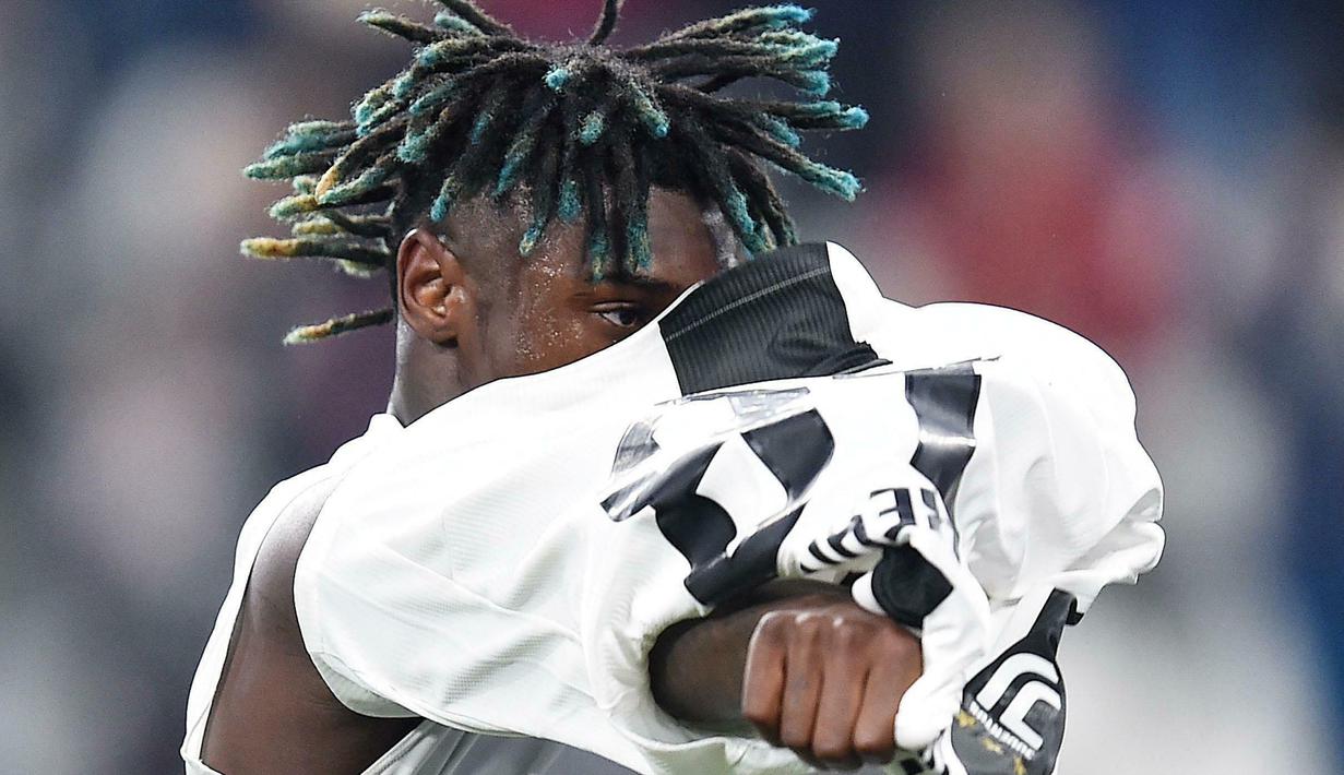 Penyerang Juventus, Moise Kean, melakukan selebrasi usai membobol gawang AC Milan pada laga Serie A di Stadion Allianz, Turin, Sabtu (6/4). Juventus menang 2-1 atas AC Milan. (AP/Andrea Di Marco)