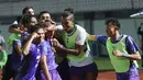 Pemain Persita Tangerang, Jack Brown, melakukan selebrasi setelah mencetak gol ke gawang Arema FC pada laga BRI Liga 1 di Stadion Indomilk Arena, Tangerang, Rabu (13/3/2024). (Bola.com/M. Iqbal Ichsan)
