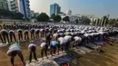 Umat Islam melaksanakan Shalat Istisqa di halaman Mesjid Al Azhar, Jakarta, Selasa, 1 September 2026. (KLY/ Arie Basuki).