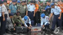 Black Box AirAsia QZ8501 berhasil dipindahkan dari koper penyimpanan ke kotak khusus milik KNKT (Komite Nasional Keselamatan Transportasi) di Lanud Iskandar, Pangkalan Bun, Kalteng, Senin (12/01/2015). (Liputan6.com/Andrian M Tunay)