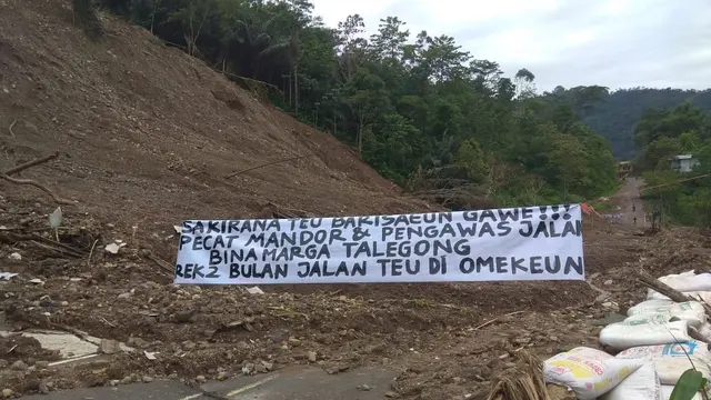 Longsoran terlihat menimbum badan jalan di daerah Kecamatan Talegong perbatasan Kabupaten Bandung-Kabupaten Garut, Jumat (15/1/2021). (Foto: Liputan6.com/Dikdik Ripaldi)