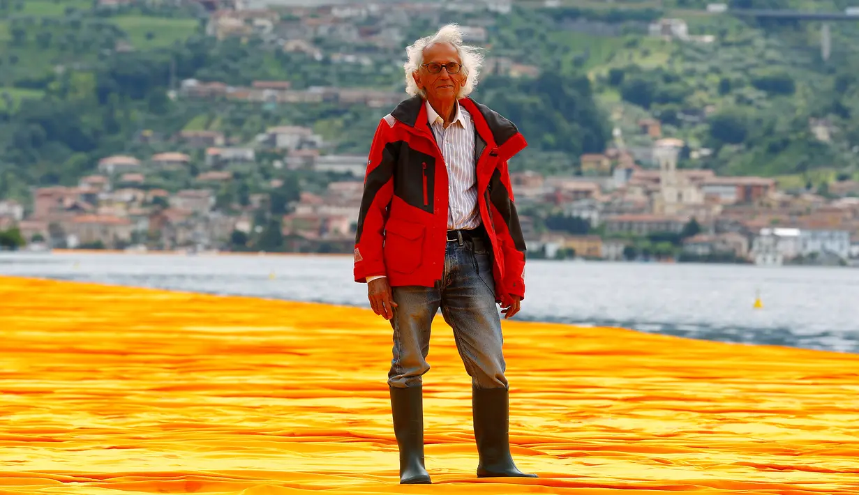 Christo Vladimirov Yavachev berada diatas instalasi seni 'The Floating Piers' buatannya di Danau Iseo , Italia utara , (16/6). Anda akan dibuat berjalan diatas air bila berjalan di  instalasi seni ini. (REUTERS / Stefano Rellandini)