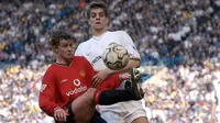 Striker Manchester United, Ole Gunnar Solskjaer mengontrol bola dari kawalan bek Leeds United, Johnathan Woodgate selama bertanding pada 30 Maret 2002. Solskjaer bermain 366 kali untuk MU, dan mencetak 126 gol. (AFP Photo/Paul Barker)