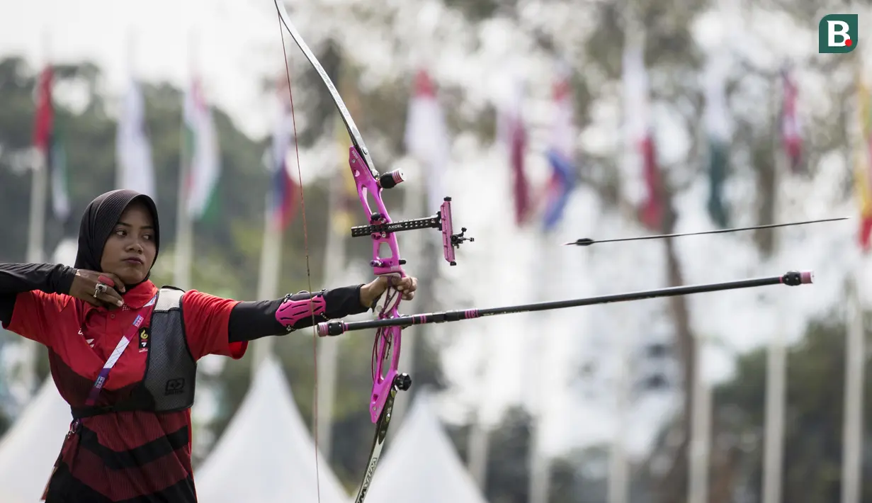 Pemanah putri Indonesia, Choirunisa Diananda, saat berlaga pada nomor recurve women individual Asian Games di Lapangan Panahan, Senayan, Jakarta, Selasa (28/8/2018). Choirunisa Diananda mendapat medali perak. (Bola.com/Vitalis Yogi Trisna)