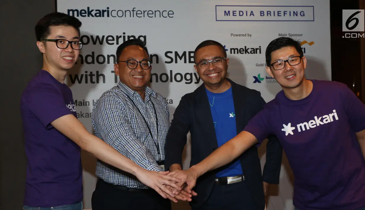 VP Retail Deposit Product & Solution Oki Daniar, Group Head Enterprise Product & Marketing XL Axiata Sharif Lukman Mahfoedz dan CEO Mekari Suwandi Soh, saat berbincang terkait penyelenggaraan Mekari Conference di Jakarta, Kamis (25/4). (Liputan6.com/Angga Yuniar)