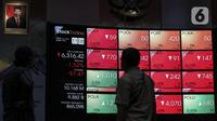 Karyawan melihat layar Indeks Harga Saham Gabungan (IHSG) di Bursa Efek Indonesia, Jakarta, Jumat (22/1/2021). Sebanyak 111 saham menguat, 372 tertekan, dan 124 lainnya flat. (Liputan6.com/Johan Tallo)
