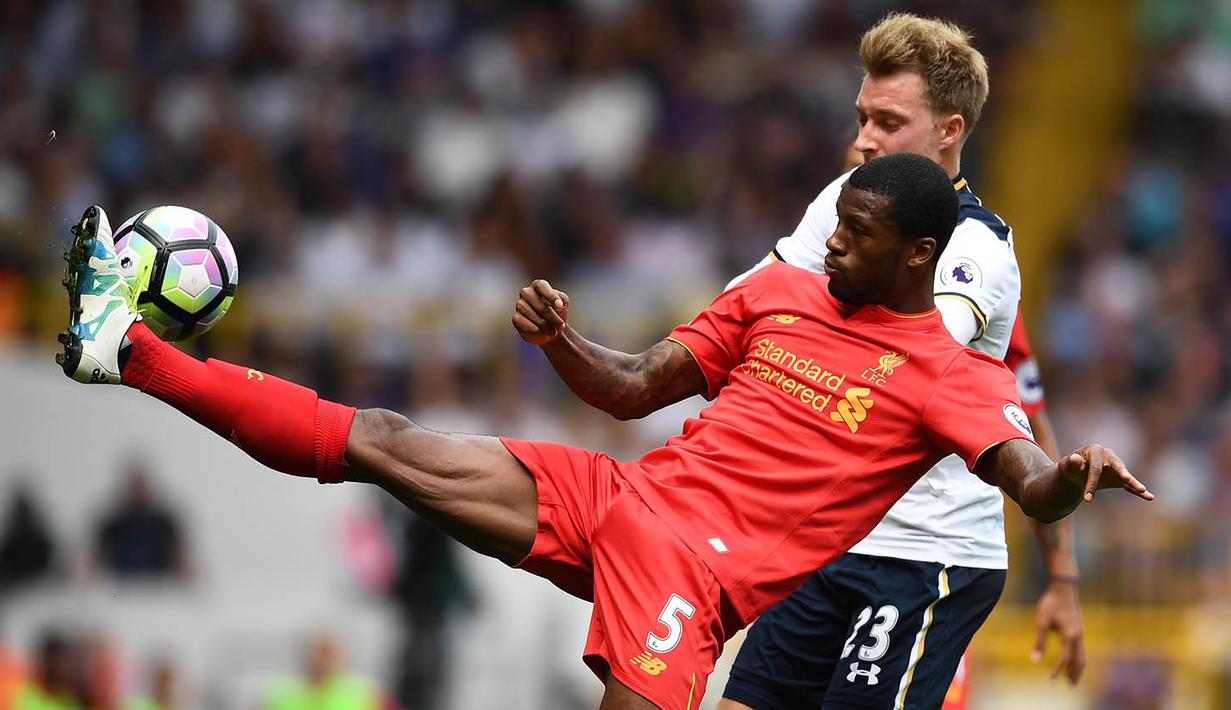 Gelandang Liverpool, Giorginio Wijnaldum, membuang bola dari jangkauan gelandang Tottenham, Christian Eriksen. Tertinggal 0-1 membuat tuan rumah meningkatkan serangan. (Reuters/Dylan Martinez)