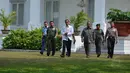 Mengenakan kemeja putih, Presiden Jokowi berjalan menuju tempat konpers yang diadakan di halaman Istana Merdeka, Jakarta, (22/10/14). (Liputan6.com/Herman Zakharia) 