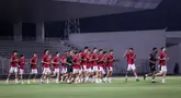 Para pemain Timnas Indonesia melakukan pemanasan dalam latihan perdana di Jakarta menjelang Putaran Ketiga Kualifikasi Piala Dunia 2026 melawan China yang berlangsung di Stadion Madya, Kompleks Stadion Utama Gelora Bung Karno (SUGBK), Senayan, Jakarta, Senin (02/06/2025). (Bola.com/Bagaskara Lazuardi)