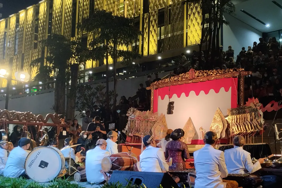 Penampilan Wayang Kulit di depan Gedung Sarinah, Thamrin, Jakarta Pusat