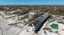 Kondisi kondominium yang rusak setelah Badai Ian melewati daerah itu di sepanjang pantai Pulau Sanibel, Florida, Amerika Serikat, 30 September 2022. Setelah dari Kuba Badai Ian kemudian menuju Florida, tetapi kekuatannya telah melemah menjadi badai kategori dua dengan kecepatan angin mencapai 150 kilometer per jam. (AP Photo/Steve Helber)