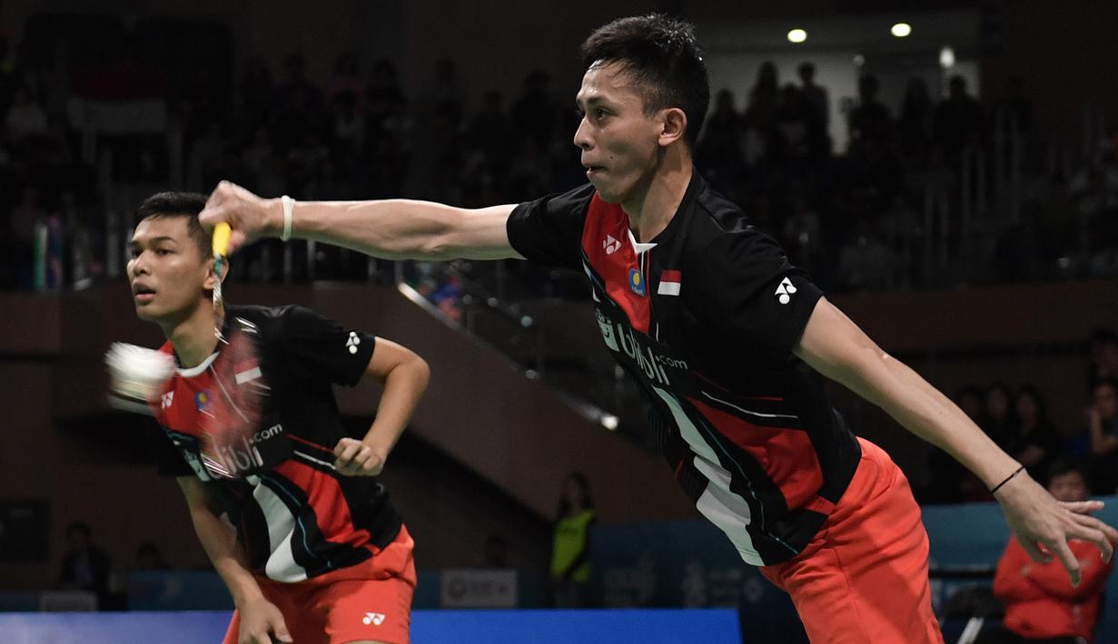 Ganda putra Indonesia, Fajar Alfian/Muhammad Rian Ardianto, saat melawan wakil Jepang, Takeshi Kamura/Keigo Sonoda, pada Korea Terbuka 2019 di Incheon, Minggu (29/9). Fajar/Rian menang  21-16, 21-17. (AFP/Jung Yeon-je)