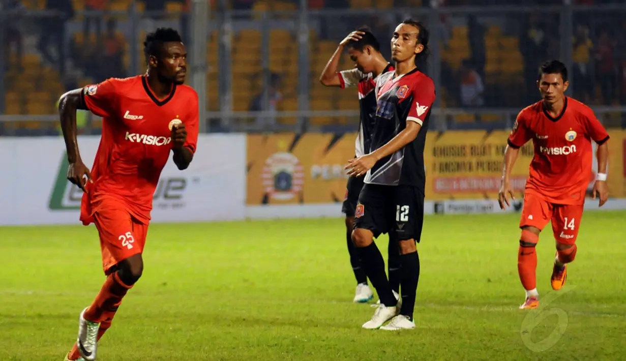 Penyerang Persija, Boakay Eddie Foday (kiri) berlari usai berhasil menjebol gawang Persijap Jepara lewat titik putih di di stadion GBK Jakarta, (26/5/2014). (Liputan6.com/Helmi Fithriansyah) 