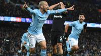 Gelandang Manchester City, David Silva, merayakan gol yang dicetaknya ke gawang West Ham pada laga Premier League di Stadion Etihad, Manchester, Minggu (3/11/2017). City menang 2-1 atas West ham. (AFP/Oli Scarff)
