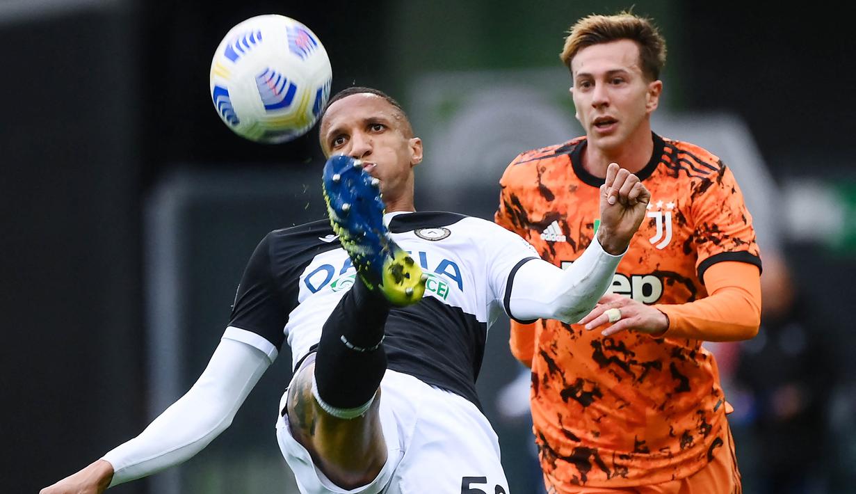 Pemain Juventus, Federico Bernardeschi, berebut bola dengan pemain Udinese, Rodrigo Becao, pada laga Liga Italia di Dacia Arena, Minggu (2/5/2021). Juventus menang dengan skor 1-2. (AFP/Marco Bertorello)