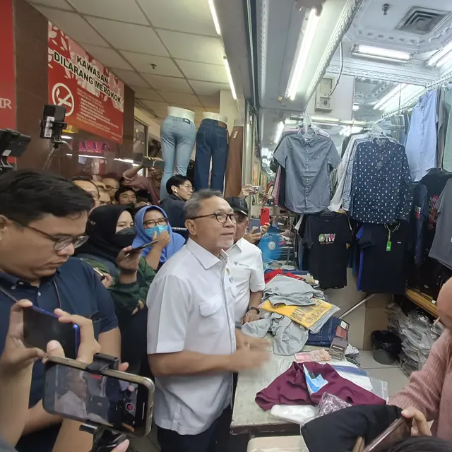 Menteri Perdagangan (Mendag) Zulkifli Hasan mengunjungi pasar Blok A Tanah Abang di Jakarta Pusat, Kamis (15/3/2024). (Foto:Sulaeman)