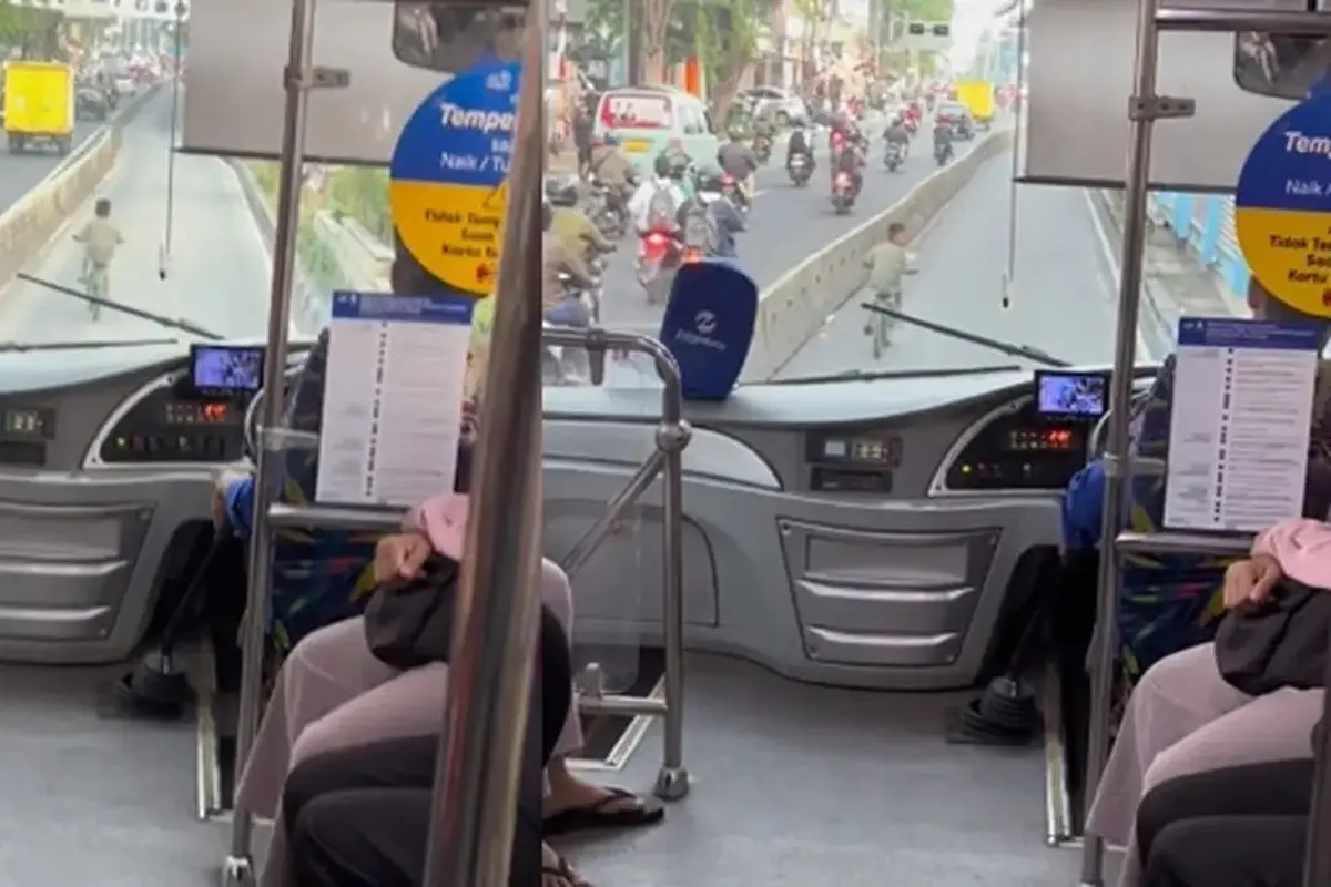 Bocah Nekat Bersepeda di Jalur Transjakarta, Usaha Melarikan Dirinya Bikin Netizen Terhibur