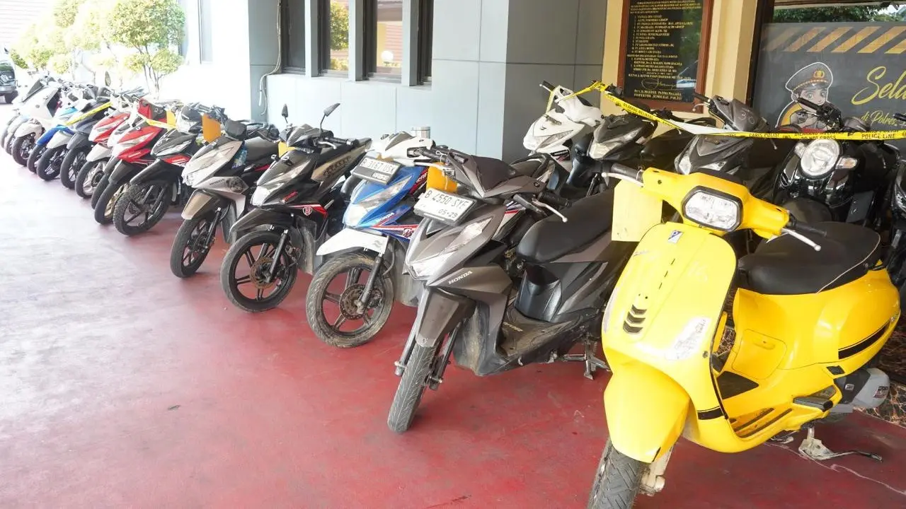 Polisi menyita 43 sepeda motor hasil curian dari jaringan curanmor Jakarta-Jambi.