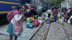 Penduduk dan pengunjung tiba di Machu Picchu, Peru dengan kereta pertama setelah layanan dari Ollantaytambo diperbarui, Rabu (8/2/2023). Layanan kereta api ke Machu Picchu di Peru sebagian diaktifkan kembali Rabu ini untuk mengangkut penduduk lokal, setelah penangguhan hampir tiga minggu karena blokade rel kereta api akibat protes anti-pemerintah yang mengguncang negara Andes. (Carolina Paucar / AFP)