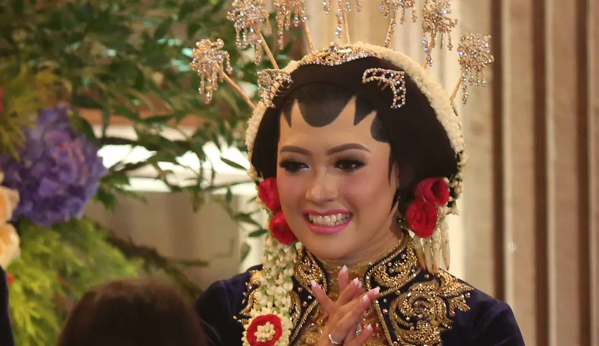 Ridwan Ghani dan Adhitya Putri resmi menikah pada Sabtu (25/2/2017). Pernikahan pasangan ini dengan menggunakan adat Jawa. Acara berlangsung di Gedung Dhanapala, Kawasan Senen, Jakarta Pusat. (Nurwahyunan/Bintang.com)